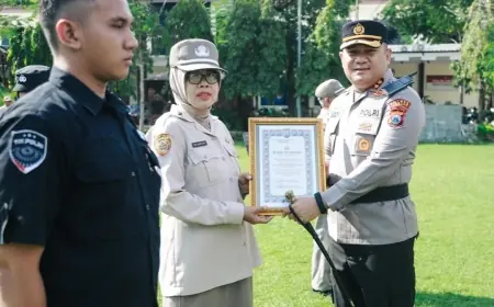 Kapolres Jombang Sematkan Penghargaan kepada 12 Anggota Berprestasi