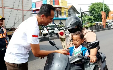 Usung Tema Berantas Korupsi untuk Kemakmuran Rakyat, Kejari Pasuruan Bagikan Bunga