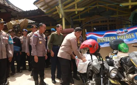 Plt Kapolres Tuban Tinjau Kerusakan dan Beri Bantuan Warga Korban Bencana Puting Beliung