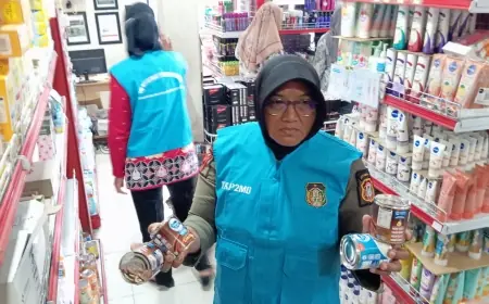 Jelang Nataru, Tim TKP2MO Kota Blitar Temukan Makanan Kedaluwarsa dan Kemasan Rusak di Swalayan