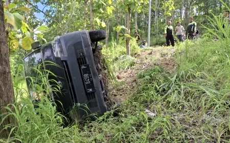 Mobil Pikap Pembawa Pekerja Sumur Bor Terbalik di Jowin Tulungagung, Satu Orang Tewas