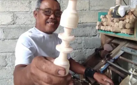 40 Tahun Setia Membubut Kayu, Petani di Nglegok Blitar Ini Hidupkan Kerajinan Buah Catur