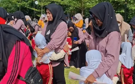 Peringatan Hari Ibu di Gresik Dibalut Tangis Haru