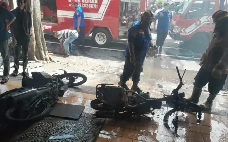 Ngecas Aki Berujung Petaka, Dua Motor di Showroom Veteran Blitar Hangus Terbakar