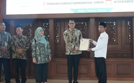 Bupati Tuban Serahkan 975 Sertipikat Tanah Wakaf