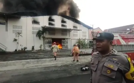 Pabrik Sepatu di Jombang Terbakar Hebat, Seluruh Armada Damkar Dikerahkan