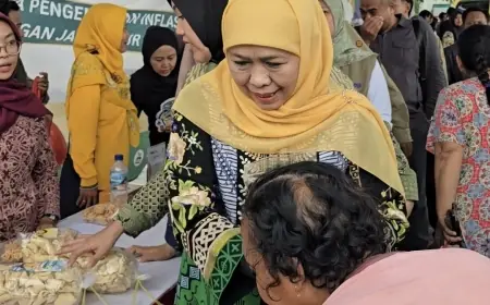 Kendalikan Inflasi, Gubernur Jatim Tinjau Pasar Murah dan Borong Produk UMKM di Bojonegoro