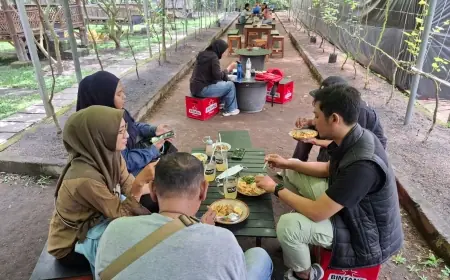 Dari Pekarangan Jadi Tempat Nongkrong, Warung di Kota Blitar Tawarkan Makanan Murah di Tengah Kebun Anggur