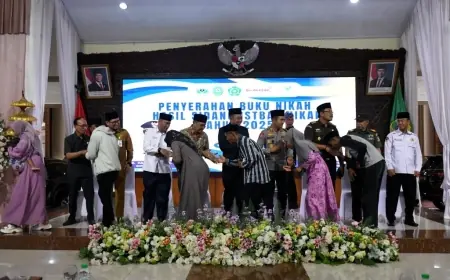 Bak Resepsi Pernikahan, Ratusan Pasutri di Bondowoso Terima Buku Nikah 