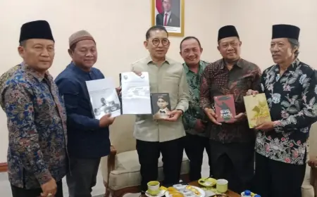 Pegiat Budaya Jombang Bertemu Menteri Fadli Zon, Serahkan Dokumen Sejarah Kelahiran Presiden Soekarno
