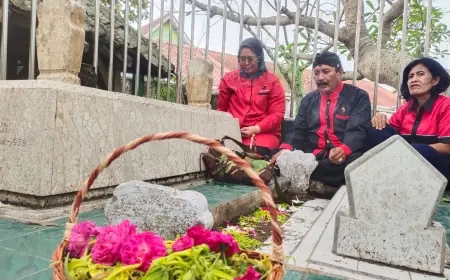 Peringati Hari Ibu, DPC PDI Perjuangan Tulungagung Ziarah ke Makam Mbok Sarinah