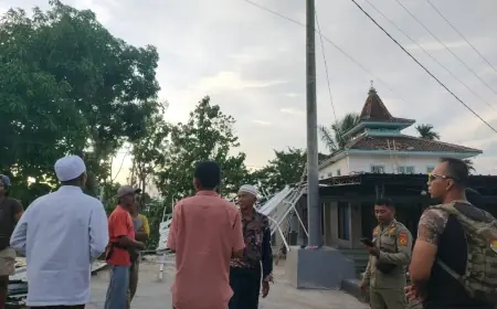 Angin Kencang Terjang Bondowoso, Pohon Tumbang Tutup Jalur Nasional dan Kanopi Masjid Ambruk