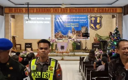Puluhan Jemaat Gereja Utusan Pantekosta Trenggalek Gelar Ibadah Misa Natal, Doakan Perdamaian dan Keselamatan