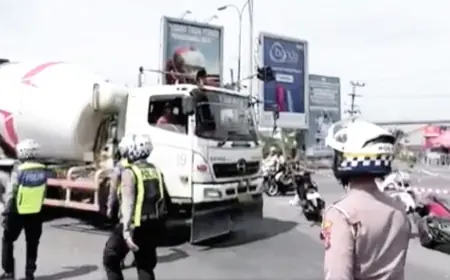 Bandel Lewati Jembatan Gajah Mada Mojokerto, Belasan Truk Dipaksa Putar Balik