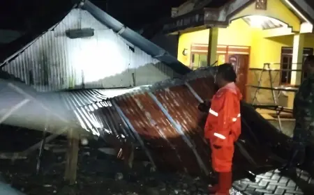 Angin Kencang dan Hujan Lebat Terjang Bojonegoro, Sejumlah Rumah Rusak hingga Roboh