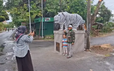 Patung Macan Putih Desa Balongjeruk Kediri Jadi Viral, Ini Penjelasan Kepala Desa