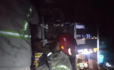 Diduga Korsleting Listrik, Toko Sembako di  Jombang Ludes Terbakar