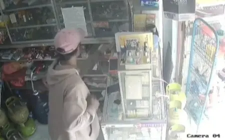 Terekam CCTV, Pencuri Rokok Satroni Toko di Jombang, Empat Slop Raib Digondol