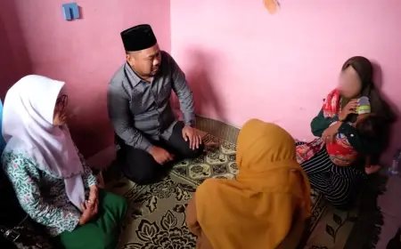 Bupati Gresik Jenguk Balita Penderita Atresia Bilier yang Terkendala Layanan UHC