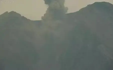 Semeru Kembali Erupsi di Penghujung Tahun, Abu Setinggi 900 Meter Mengarah ke Tenggara