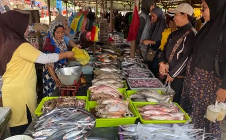 Meski Harga Melonjak, Ribuan Warga Jember Tetap Padati TPI Puger Jelang Tahun Baru