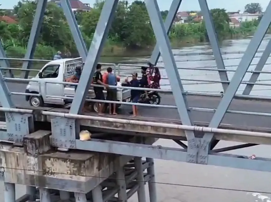 Pembuangan Limbah Ilegal di Sungai Brantas Jombang Kembali Terulang, DLH Buru Pelaku