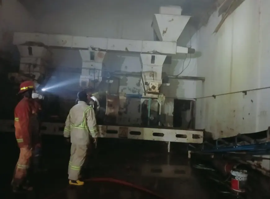 Diduga Dipicu Percikan Las, Gudang Serbuk Kayu di Jombang Terbakar Hebat