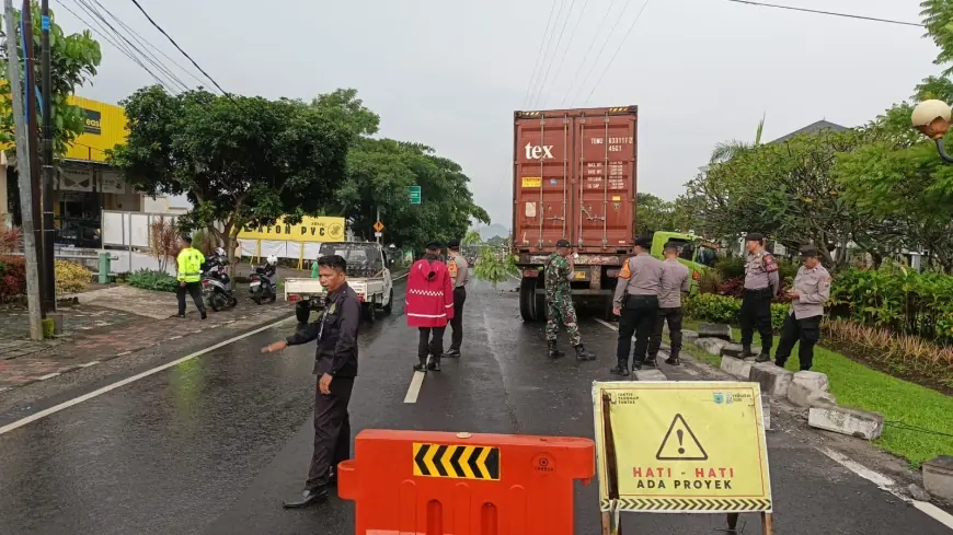 Truk Hino Alami Rem Blong, Seruduk Taman Kota Kawasan Sultan Agung