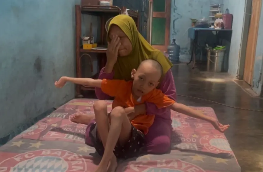 Rawat Bocah Disabilitas dan Ekonomi Sulit, Warga di Jombang Belum Tersentuh Bansos