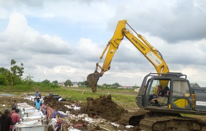 11 Titik Tanggul Jebol Akibat Luapan Kalilamong di Gresik Mulai Diperbaiki