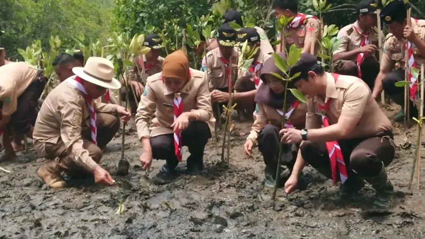 Gubernur dan Pramuka Jawa Timur Gelar Aksi Bersih Pantai dan Tanam Mangrove di Cengkrong Trenggalek