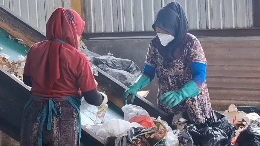 Risiko Terpapar Mikroplastik, Upah Pekerja Sampah Perempuan di Gresik Jauh dari UMK