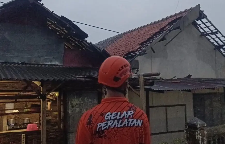 Angin Puting Beliung Menyapu 80 Rumah di Gresik, Jaringan Listrik Terputus