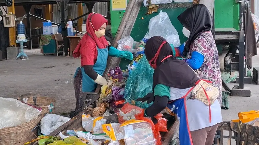Tak Hanya Mikroplastik, Pekerja Sampah di Gresik Dibayangi Resiko Tetanus