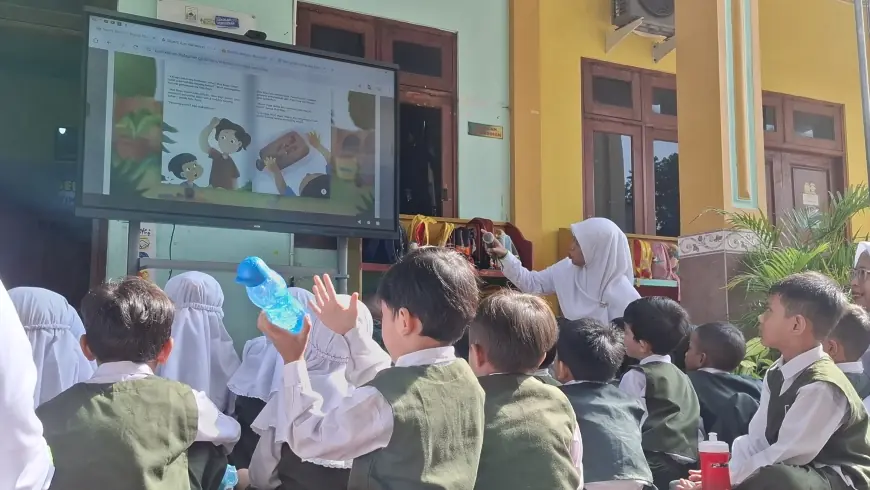 Guru di Gresik Didorong Berinovasi Menggunakan Interactive Flat Panel
