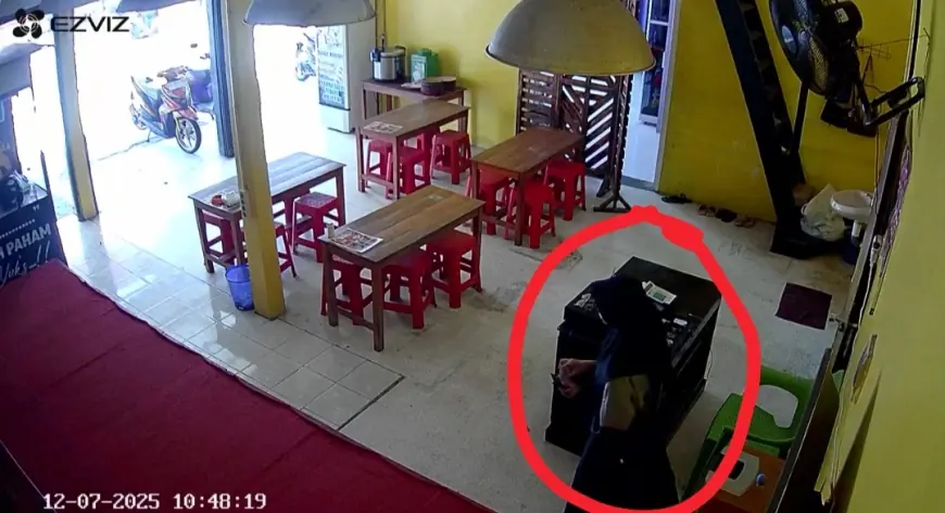 Perempuan Terekam Gasak Uang dan Perhiasan di Warung Lalapan Blitar, Videonya Viral