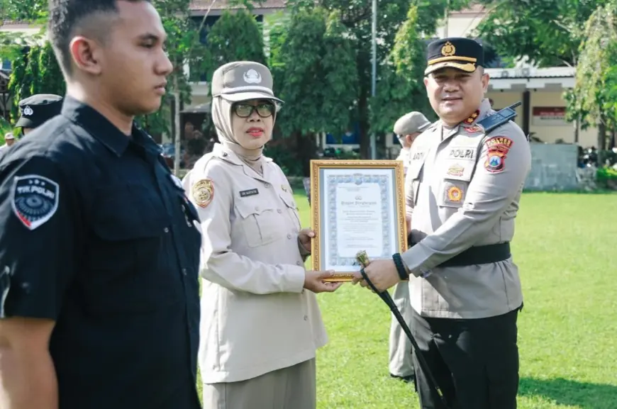 Kapolres Jombang Sematkan Penghargaan kepada 12 Anggota Berprestasi