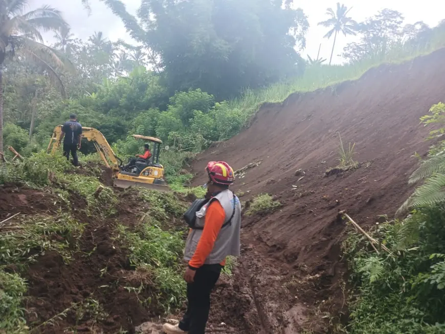 Tanah Longsor 17 Meter Tutup Akses Desa di Tirtoyudo Malang, Lalin Hanya Bisa Dilalui R2