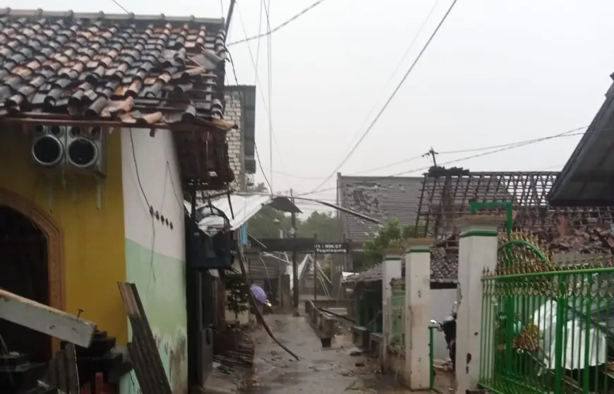 Cuaca Ekstrem, 63 Rumah di Tuban Rusak Dihantam Angin Kencang