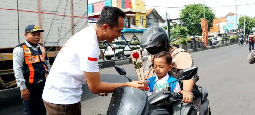 Usung Tema Berantas Korupsi untuk Kemakmuran Rakyat, Kejari Pasuruan Bagikan Bunga