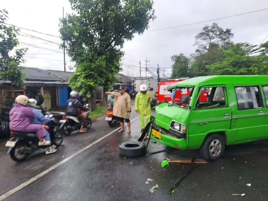 Microsleep Sebabkan Minibus Adu Banteng dengan Truk di Malang, Sopir Tewas