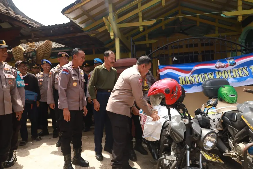 Plt Kapolres Tuban Tinjau Kerusakan dan Beri Bantuan Warga Korban Bencana Puting Beliung