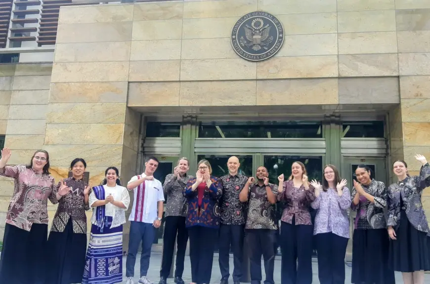 Jembatani Perdamaian Dunia Lewat Bahasa: Peace Corps AS Lantik Sembilan Relawan Baru Untuk Indonesia