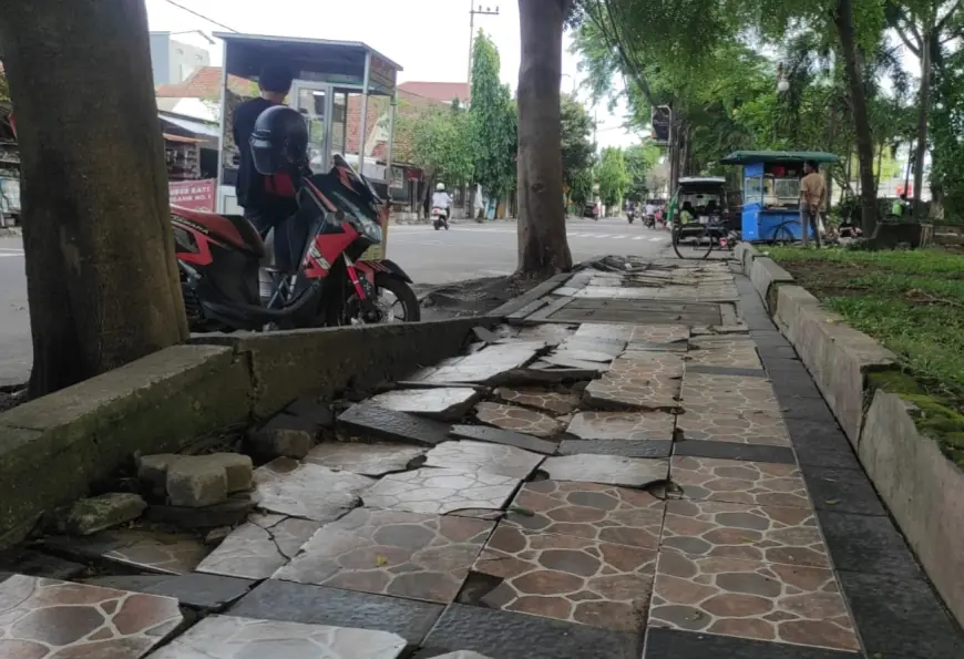 Trotoar Rusak di Jombang, Pejalan Kaki Terjepit Antara Infrastruktur Rapuh dan Invasi PKL