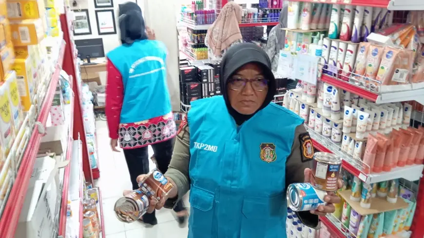 Jelang Nataru, Tim TKP2MO Kota Blitar Temukan Makanan Kedaluwarsa dan Kemasan Rusak di Swalayan