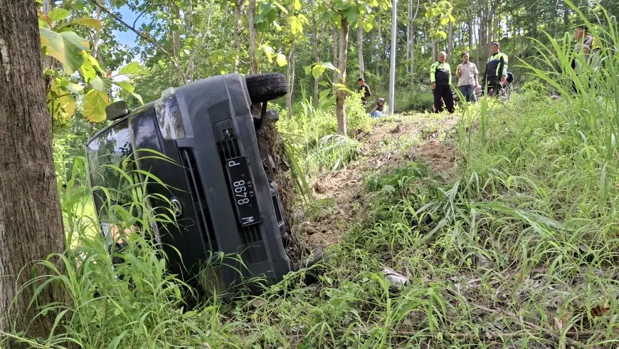 Mobil Pikap Pembawa Pekerja Sumur Bor Terbalik di Jowin Tulungagung, Satu Orang Tewas