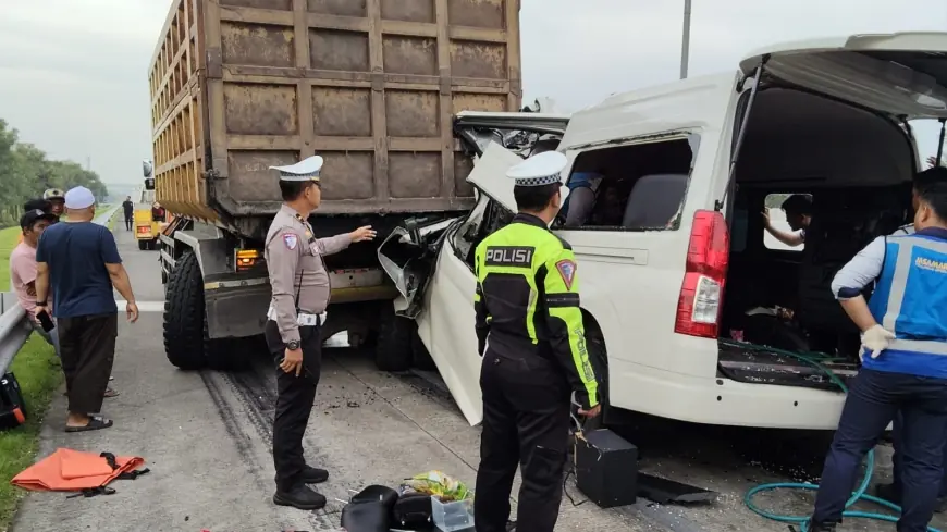 Tragis! Diduga Microsleep, Minibus Rombongan Wisata Tabrak Truk di Tol Malang, Dua Tewas