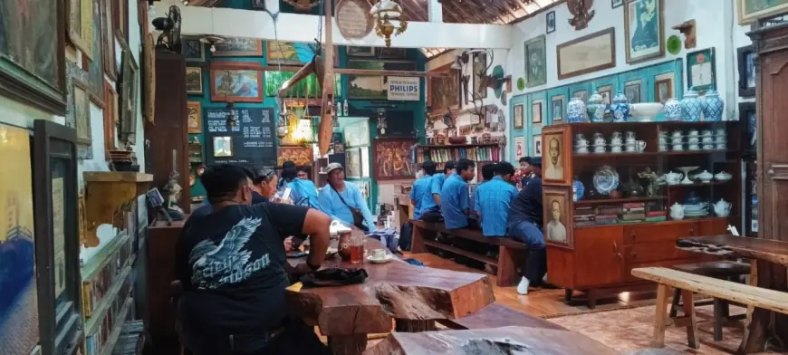 Melangkah ke Masa Lalu di Warung Baroe Lama Kediri