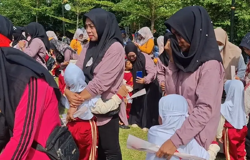 Peringatan Hari Ibu di Gresik Dibalut Tangis Haru