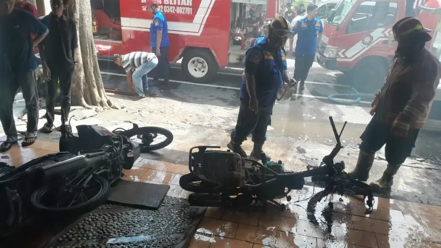 Ngecas Aki Berujung Petaka, Dua Motor di Showroom Veteran Blitar Hangus Terbakar